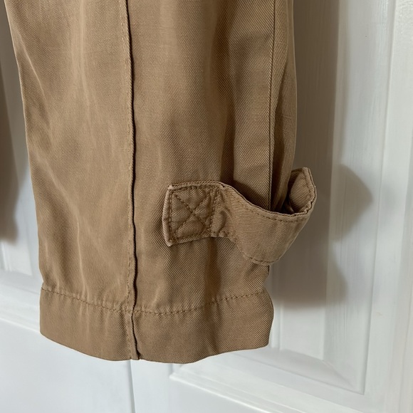 Banana Republic light weight pants with button bottom - Picture 5 of 7